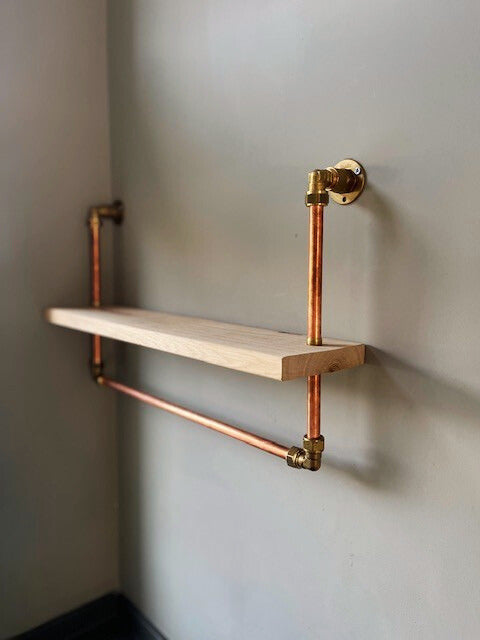 Eiken Wandplank met Koperen Buis – Handgemaakt en Op Maat.